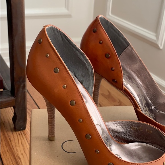N.Y.L.A. Caramel Pumps - Picture 3 of 7